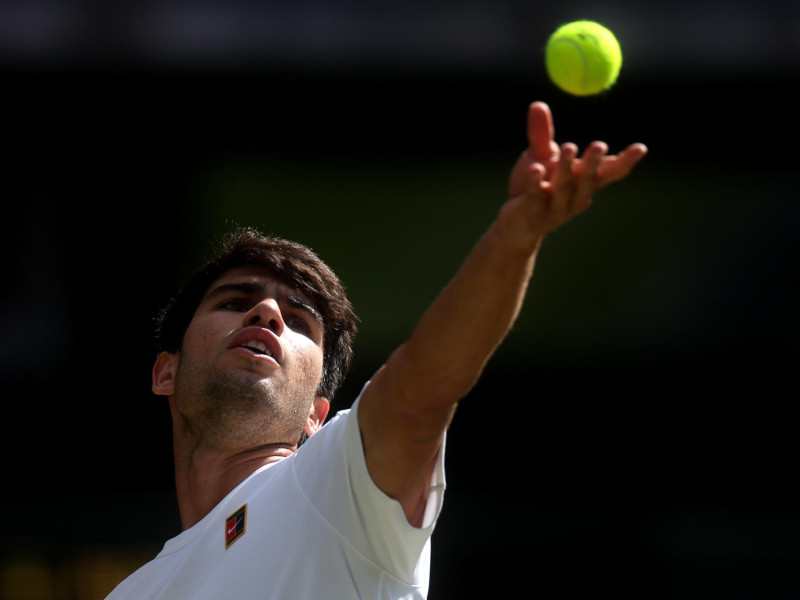 Carlos Alcaraz sacando durante la final de Wimbledon