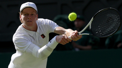 Jannick Sinner en un partido de Wimbledon