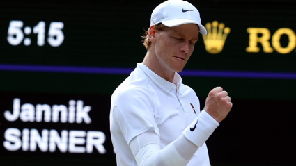 Sinner celebra un punto en el segundo set de la final de Wimbledon