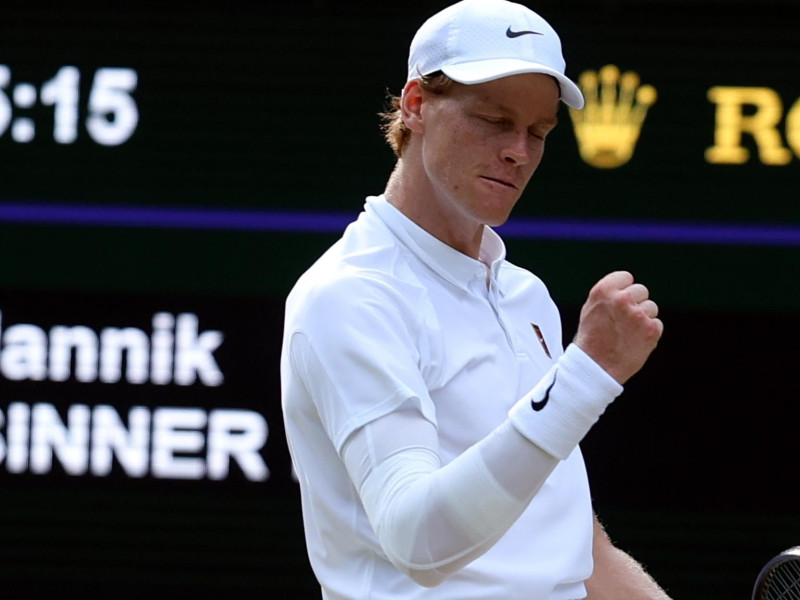 Sinner celebra un punto en el segundo set de la final de Wimbledon