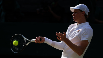 Sinner devuelve una bola durante la final de Wimbledon