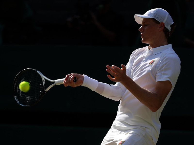 Sinner devuelve una bola durante la final de Wimbledon