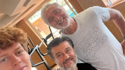 Jannik Sinner junto a su fisio y preparador físico