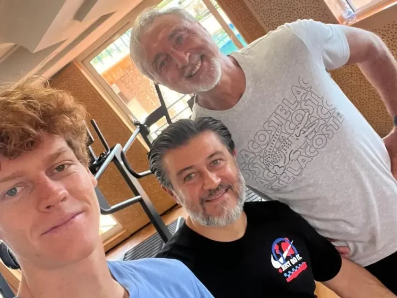 Jannik Sinner junto a su fisio y preparador físico