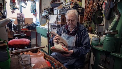 Un zapatero en su taller