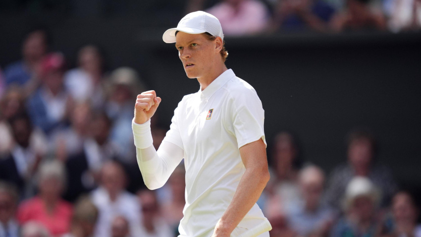 Sinner cierra un puño celebrando un punto contra Carlos Alcaraz