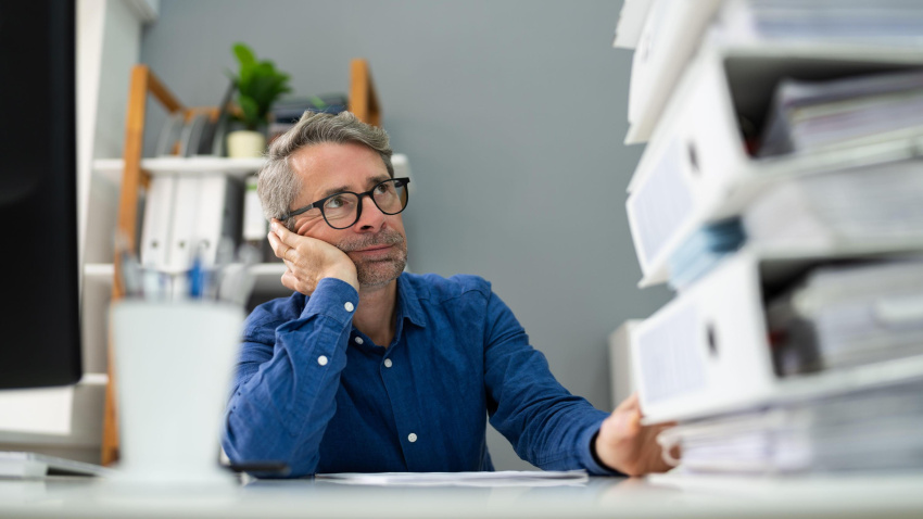 Un hombre triste porque le han robado el móvil