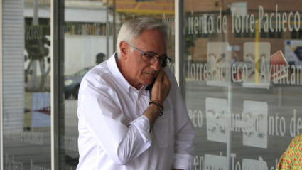 El alcalde de Torre Pacheco, Pedro Ángel Roca, atiende a medios de comunicación