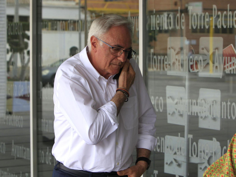 El alcalde de Torre Pacheco, Pedro Ángel Roca, atiende a medios de comunicación