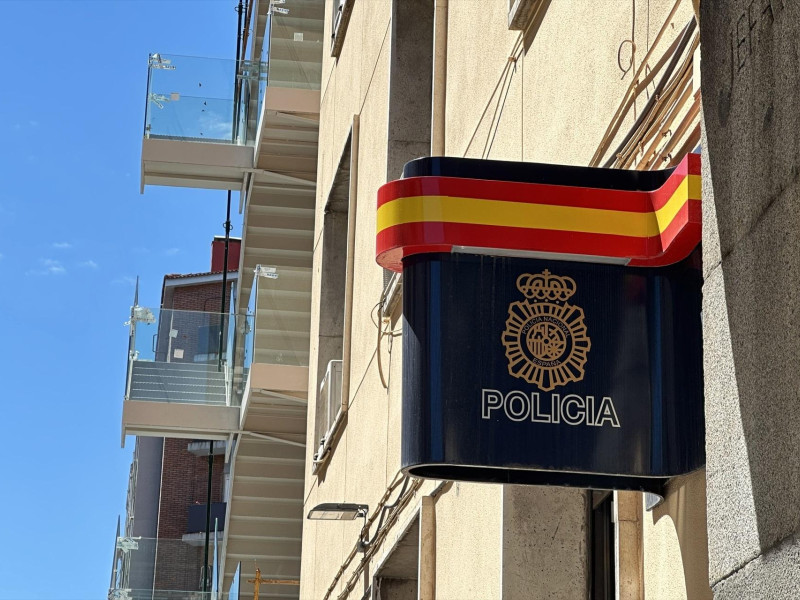Cartel y logo de la Policía Nacional