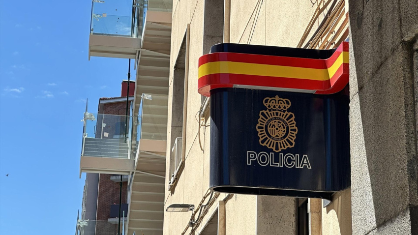 Cartel y logo de la Policía Nacional