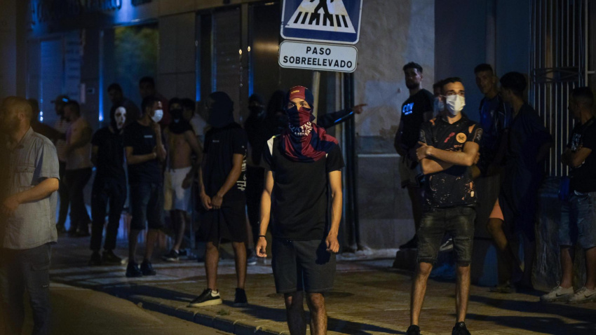 Jóvenes reunidos por la noche en el barrio de San Antonio en Torre Pacheco