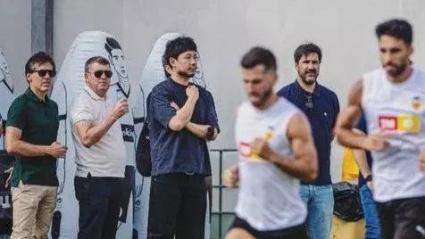 Corona junto a Gourlay y Kiat Lim este sábado en Paterna
