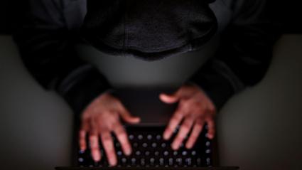 Un hombre utilizando la Inteligencia Artificial para manipular imágenes con su ordenador