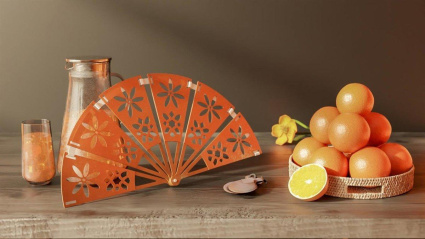 Diseño del abanico sostenible junto a varias naranjas amargas de Sevilla