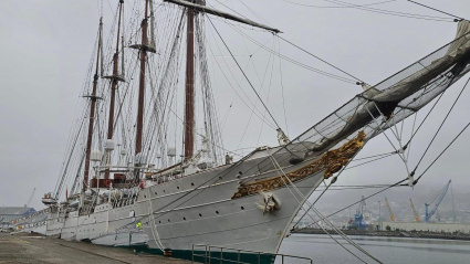 El barco, antes de zarpar esta mañana en Marín