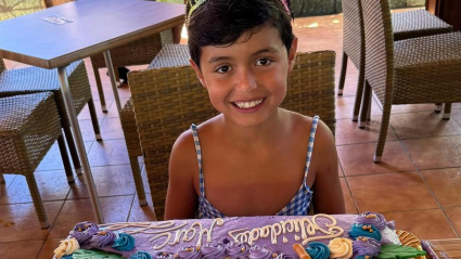 El hijo de Pedro Rodríguez celebrando su cumpleaños con vestido y diadema