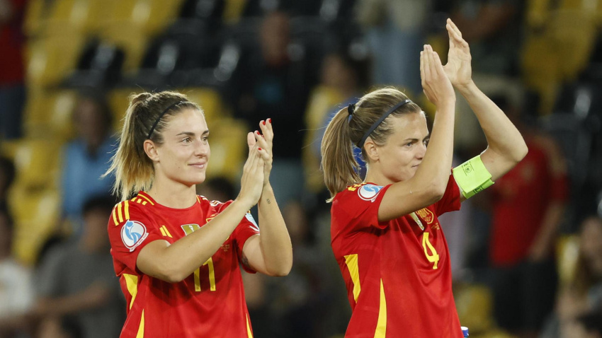 Alexia Putellas e Irene Paredes tras finalizar el encuentro Italia - España