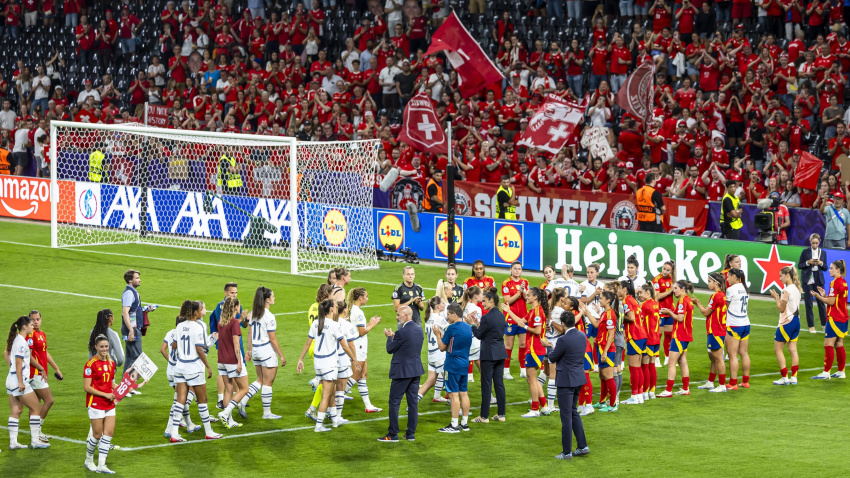 Las jugadoras españolas realizan el pasillo a sus rivales suizas tras el partido.