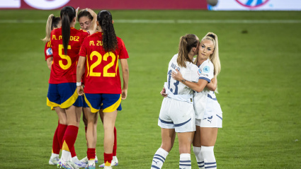 Las jugadoras españolas y las suizas se abrazan tras el pitido final.