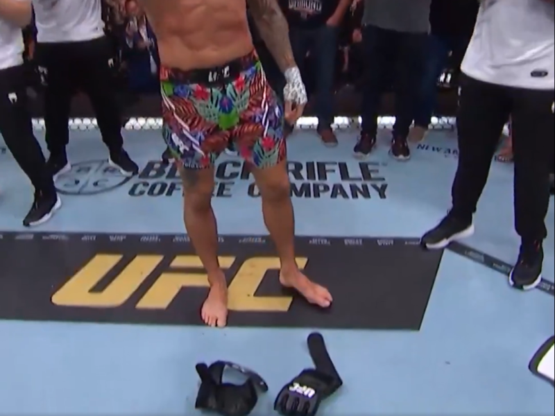 Dustin Poirer dejando los guantes en el ring UFC 318