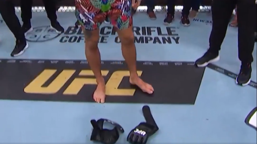 Dustin Poirer dejando los guantes en el ring UFC 318