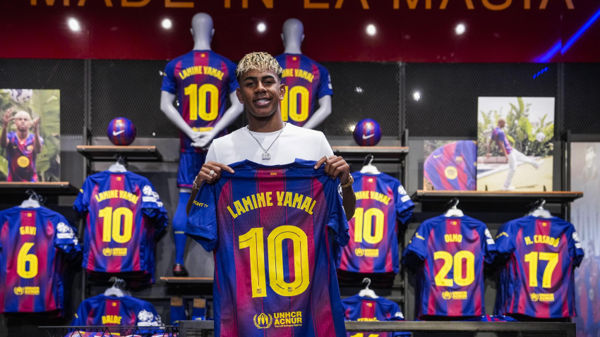 Lamine Yamal posando con el número 10