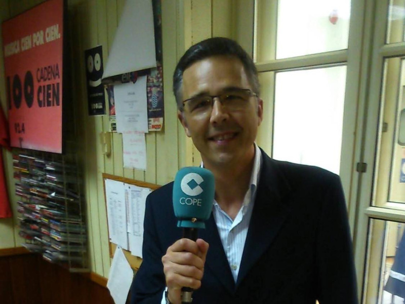 Juan Ignacio López con el micrófono de COPE