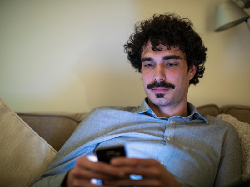 Un hombre utilizando un smartphone en casa