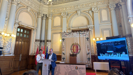 Alberto Cuadrado, concejal de Salud Pública y Seguridad Ciudadana, acompañado de Rodrigo Nieto, concejal de Personas Mayores, Familia y Servicios Sociales