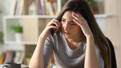 Una chica hablando preocupada por teléfono