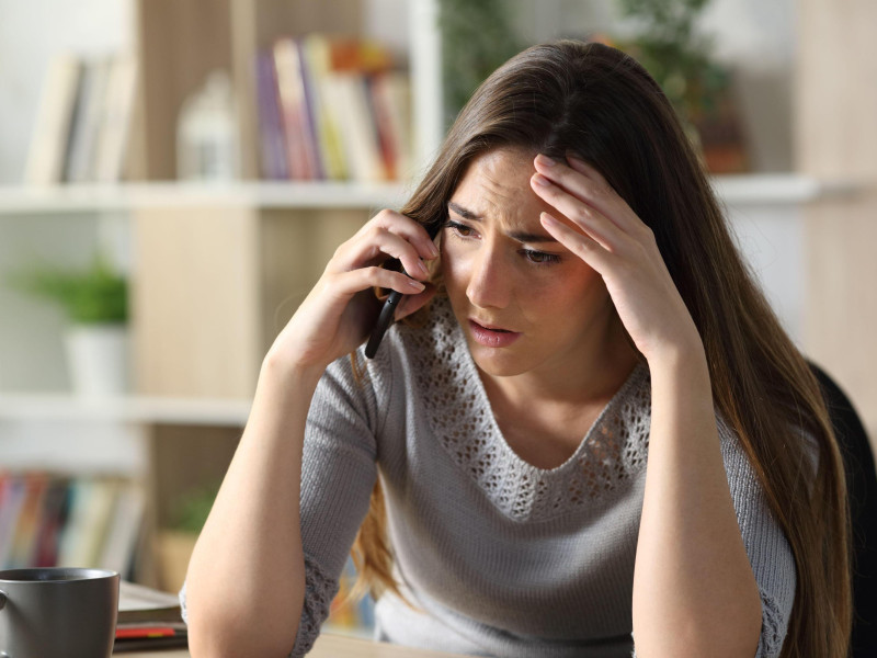 Una chica hablando preocupada por teléfono