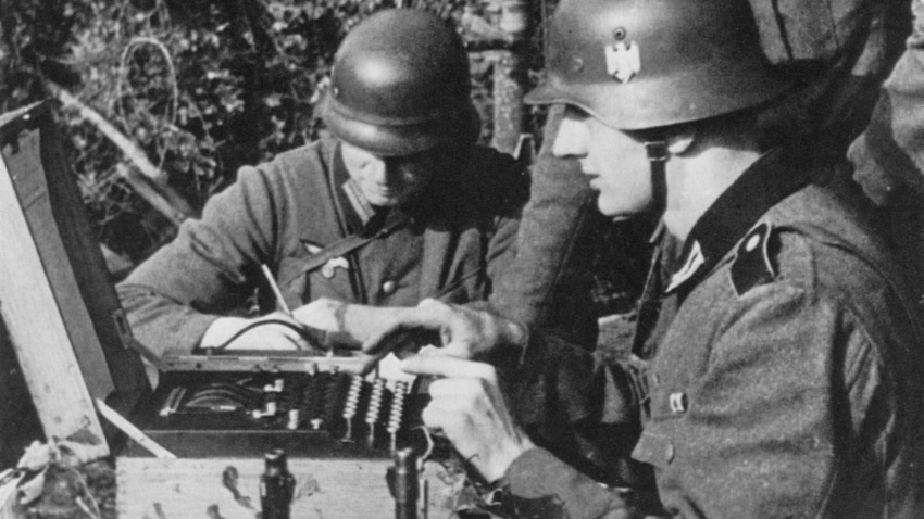 Los alemanes usando la máquina 'Enigma'
