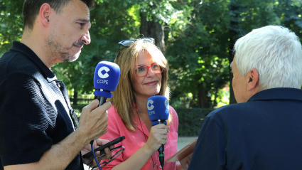 Pilar García Muñiz y Jorge Alcalde entrevistan a Mariano Sánchez, jefe de la Unidad de Jardinería y Arbolado del Retiro y presidente de la Asociación Española de Arboricultura
