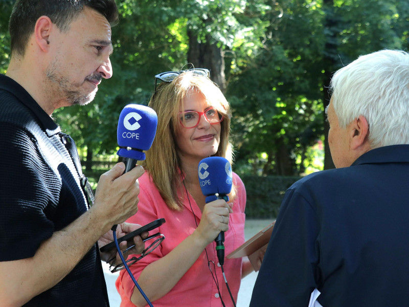 Pilar García Muñiz y Jorge Alcalde entrevistan a Mariano Sánchez, jefe de la Unidad de Jardinería y Arbolado del Retiro y presidente de la Asociación Española de Arboricultura