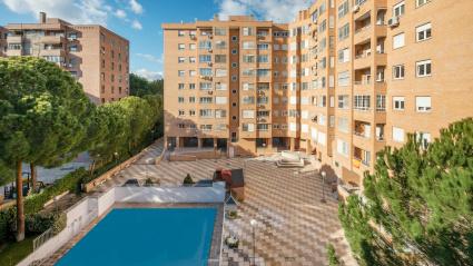 Urbanización con piscina en España