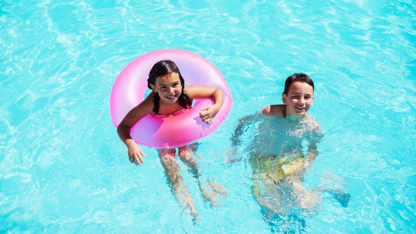Dos hermanos disfrutando de un día de piscina