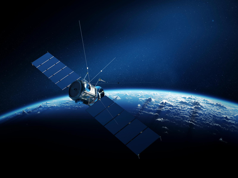 Un satélite orbita sobre la Tierra