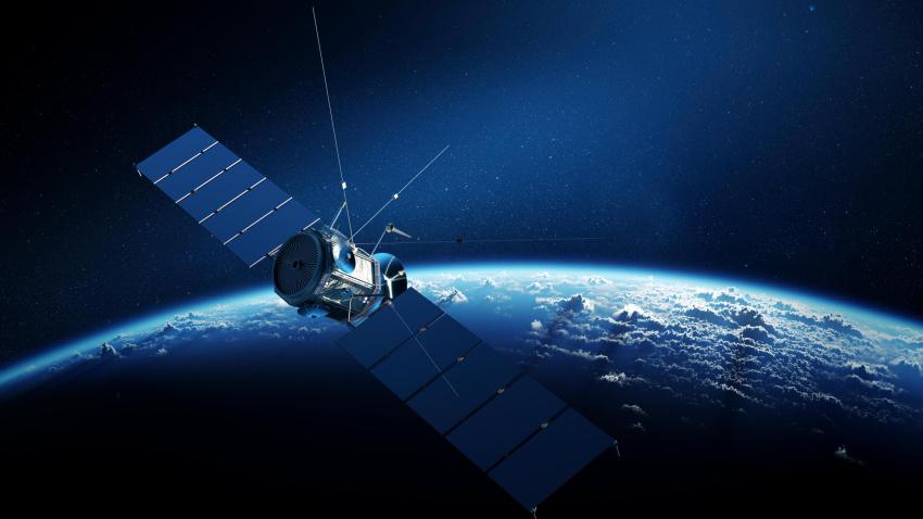 Un satélite orbita sobre la Tierra