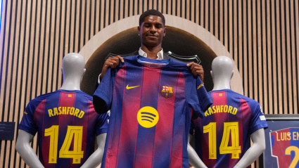 Rashford sujeta la camiseta del Barcelona que llevará la siguiente temporada