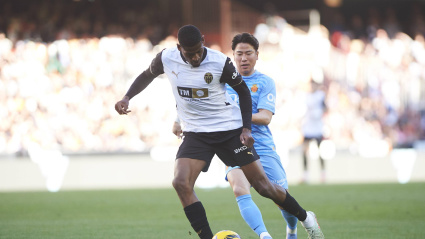 Mosquera da un pase durante un partido con el Valencia