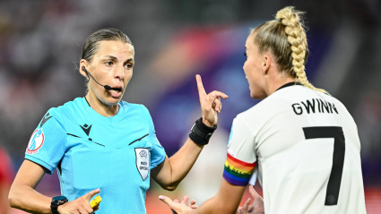Stéphanie Frappart habla con una jugadora de Alemania en esta Eurocopa