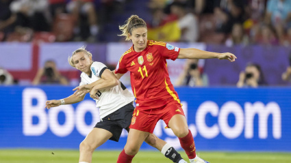 La alemana Elisa Senss (izq.) en acción contra la española Alexia Putellas durante el partido de semifinales de la Eurocopa Femenina de la UEFA 2025 entre Alemania y España.