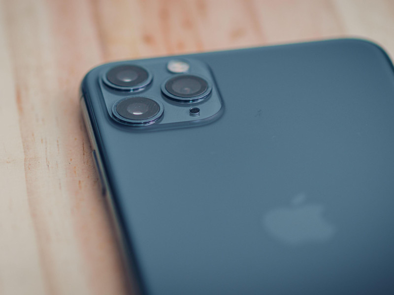 Un iPhone 11 pro max colocado boca abajo en una mesa