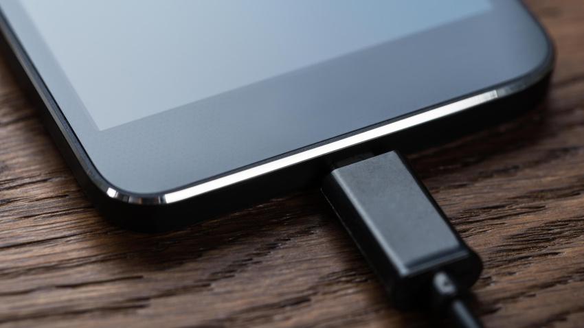 Un móvil conectado al cargador para tener más batería