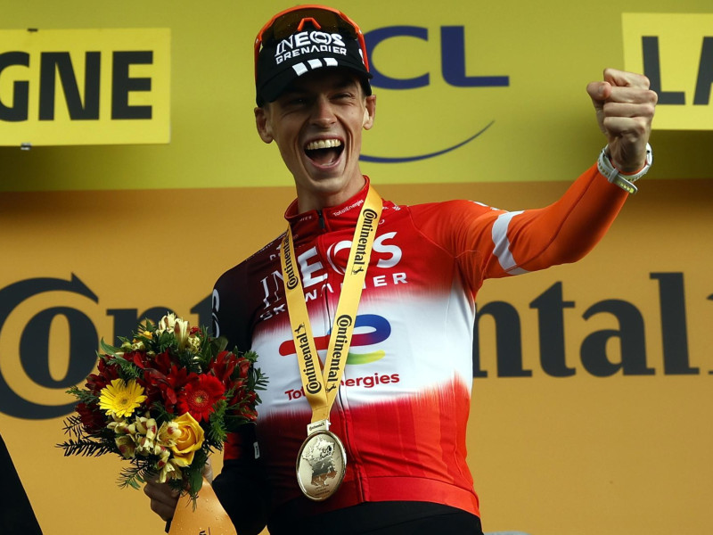 Arensman celebra su triunfo en La Plagne en el podio