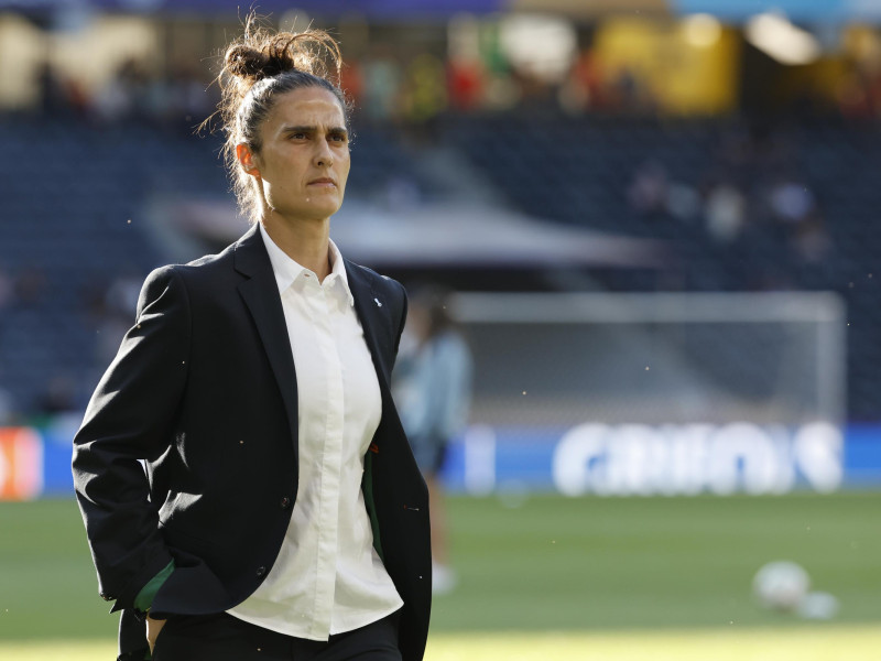 Montse Tomé antes de un partido de la Eurocopa femenina