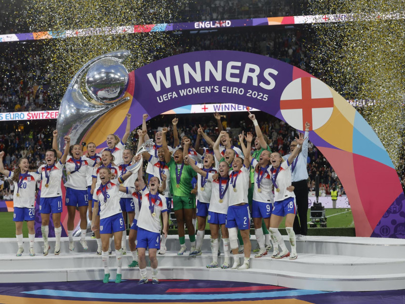 Las jugadoras de la selección de Inglaterra celebran su victoria en la final de la Eurocopa Femenina 2025