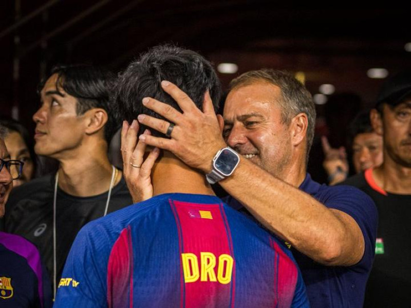 Hansi Flick felicita a Dro tras su gol ante el Vissel Kobe