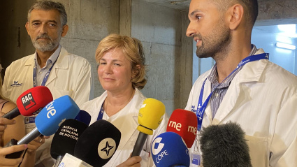 Médicos de Vall d'Hebrón explicando en qué consiste el ciclotrón